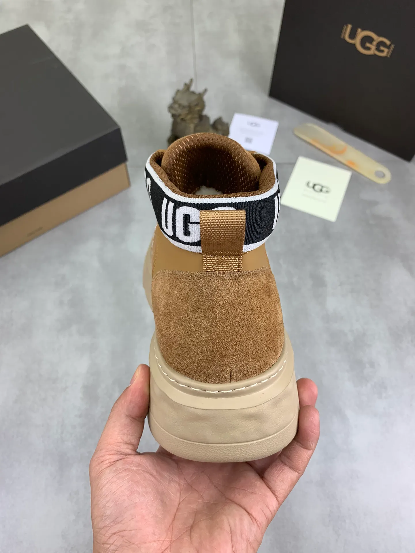 Men's shoes 💰P640 [New style] 💰 🆘 "Real wool" [UGG] 👉The popular men's shoes are synchronized with the official website 🔰The quality of the genuine products [satisfied] is not comparable to the imitations in the general market 🌀The upper is imported Italian frosted cowhide, and the lining is: foot pad 🅰️ grade 🐑Real wool👻Only Grade A can show the effect The hand feels smooth and delicate 🔱The shoe shape is grand, only genuine manufacturers can do it 🎄The perfect toughness of the original outsole 👻⬛️ can allow customers to bid farewell to one-time consumption. Real wool lining, super warm. Brown and gray available. Size: 39-44